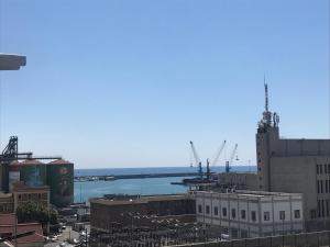 een uitzicht op een stad met een rivier en gebouwen bij Luxury Home Keops in Catania
