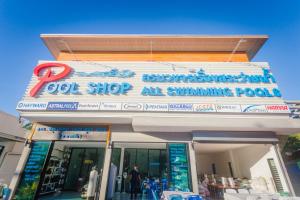 Supermarket nebo jiné obchody v  hotelu nebo okolí