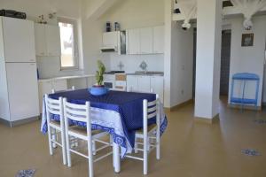 A kitchen or kitchenette at residence scala dei turchi