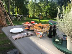 einen Picknicktisch mit Körben mit Speisen und Weinflaschen in der Unterkunft Landgasthof Wetteraperle in Raila