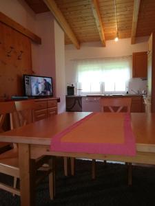 Ferienhof Kirchau في جوستلينج أن دير يبس: غرفة معيشة مع طاولة ومطبخ