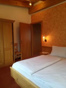 sypialnia z dużym białym łóżkiem w pokoju w obiekcie Ferienhof Kirchau w mieście Göstling an der Ybbs
