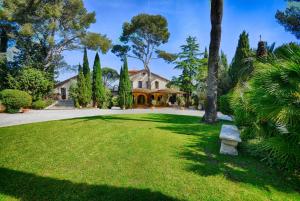 een grote tuin met een huis met bomen bij Les Bastidieres - Cap Brun in Toulon