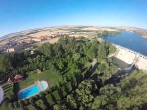 una vista aérea de una casa y un lago en Apartamentos Turísticos Leiva -La Rioja en Leiva
