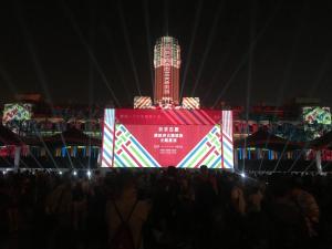 een menigte mensen die 's nachts voor een gebouw staan bij House Ximending in Taipei