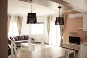 een woonkamer met een tafel en een bank bij Alexandra´s Apartments in Sarandë