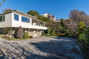 a house on a hill with a driveway at Wanaka Lake walk 2 town, Lake & Mount View, townhouse in Wanaka