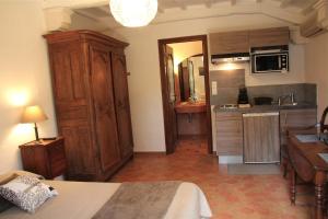 Een keuken of kitchenette bij Les Bastidieres - Cap Brun