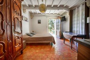 een slaapkamer met een bed en een groot raam bij Les Bastidieres - Cap Brun in Toulon