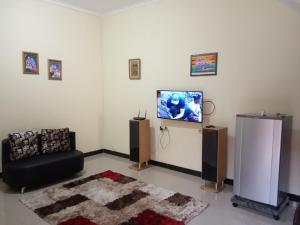TV a/nebo společenská místnost v ubytování Homestay Tegal Kota by Simply Homy