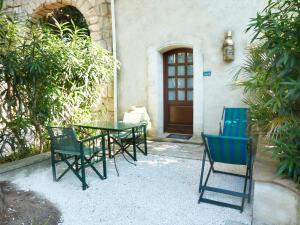 Een patio of ander buitengedeelte van Les Bastidieres - Cap Brun