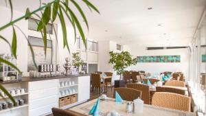 een eetkamer met tafels en stoelen bij Hotel Amerika in Bad Schussenried