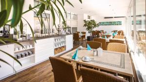 een eetkamer met een tafel en stoelen bij Hotel Amerika in Bad Schussenried +28 foto's
