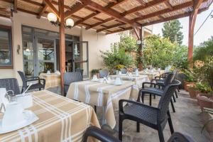 A restaurant or other place to eat at Glaros Hotel Még 16 kép