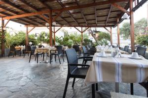 jadalnia ze stołami i krzesłami w obiekcie Glaros Hotel w mieście Palaiochóra