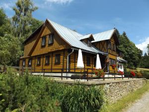 una gran casa de madera con techo de metal en Chata Zákoutí, en Vítkovice