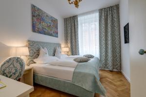 Voodi või voodid majutusasutuse Boutique Hotel Goldenes Lamm Villach toas +37 fotot