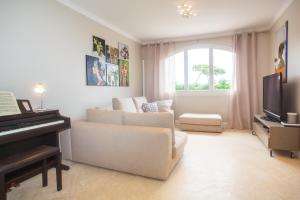 A television and/or entertainment centre at CS1 Villa de lujo a 500 metros de la playa de Sant Pol