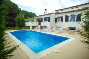 The swimming pool at or close to CS1 Villa de lujo a 500 metros de la playa de Sant Pol