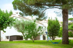A garden outside CS1 Villa de lujo a 500 metros de la playa de Sant Pol
