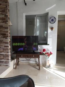 una televisione seduta su un tavolo in soggiorno di Fascinating & Luxurious Golf,Mountain & Garden view apartment Porto Banus a Marbella