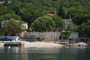 ein Haus am Ufer eines Gewässers in der Unterkunft Apartments & Rooms Neno in Tribanj-Krušćica