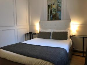 Postel nebo postele na pokoji v ubytování Hotel Dauphin