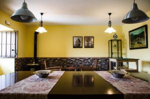 ein Esszimmer mit einem Tisch mit zwei Schüsseln darauf in der Unterkunft Apartamentos Rurales San Xillao in Ribadeo