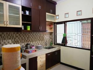 Cuina o zona de cuina de Homestay Tegal Kota by Simply Homy