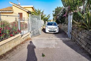 The surrounding neighborhood or a neighborhood close to A villát