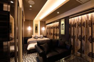 Un pat sau paturi într-o cameră la Hotel Leon Hamamatsu