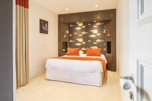 Postel nebo postele na pokoji v ubytování Hôtel Les Agapanthes-Logis Hôtel