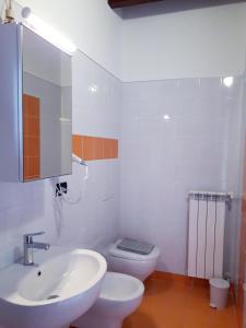 Koupelna v ubytování Agriturismo Cascina Lert