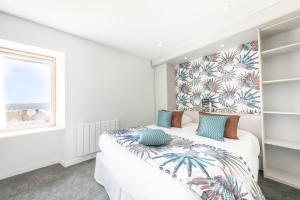 Postel nebo postele na pokoji v ubytování Hôtel Les Agapanthes-Logis Hôtel