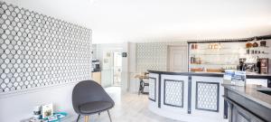 Kuchyň nebo kuchyňský kout v ubytování Hôtel Les Agapanthes-Logis Hôtel