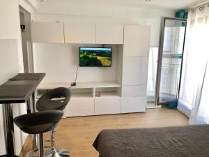 馬賽的住宿－Studio Gare Saint Charles，一间卧室配有书桌,墙上配有电视