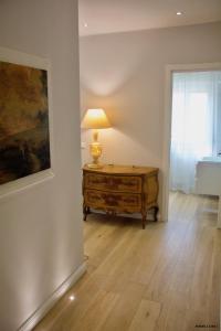 ボルディゲーラにあるTwins Apartmentの灯台と絵画が備わる部屋