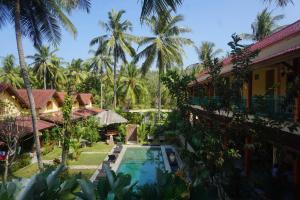 vista aerea di un resort con piscina e palme di Botchan Hostel a Kuta Lombok
