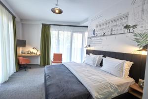 Postel nebo postele na pokoji v ubytování Graphica Tbilisi Hotel