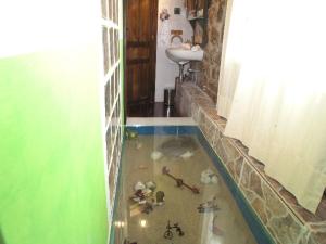 a bathroom with a pool of water in the floor at Posada Trisileja in Cos