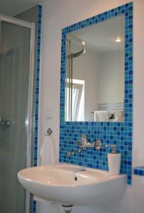 a bathroom with a sink and a mirror at Apartament Krystynka in Ciechocinek