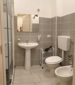 een badkamer met een toilet en een wastafel bij Primo Hotel in Catania
