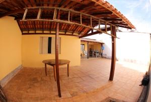 Otwarte patio ze stołem i budynkiem w obiekcie Recanto Novo Piumhi w mieście Piuí