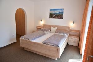 ein Schlafzimmer mit 2 Betten und einem Wandgemälde in der Unterkunft Ferienwohnungen Burgwies in Sankt Martin in Passeier