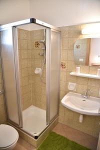 サン・マルティーノにあるFerienwohnungen Burgwiesのバスルーム(シャワー、トイレ、シンク付)