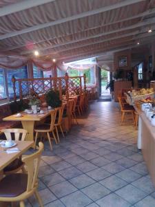 um restaurante com mesas e cadeiras num quarto em Hotel Gasthof Turm em Grünhaid