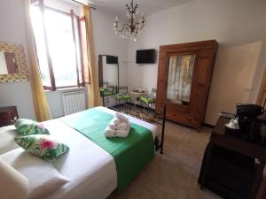 1 dormitorio con cama, mesa y espejo en Il Giardino di Gianni, en La Spezia