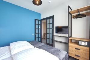 Postel nebo postele na pokoji v ubytování Graphica Tbilisi Hotel