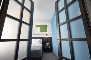 Postel nebo postele na pokoji v ubytování Graphica Tbilisi Hotel
