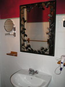 uma casa de banho com um lavatório e um espelho em Posada Trisileja em Cos